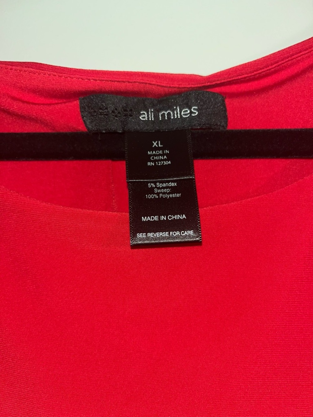 Ali Miles flowy, layered design, featuring a smooth popover top layer & pleated - Picture 3 of 4